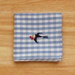 木の実を運ぶツバメの手刺繍ハンカチ（ギンガムチェック）