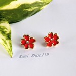 赤いお花のピアス　