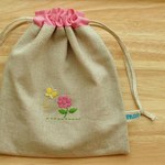 お花とちょうちょの手刺繍裏布付き巾着袋（コットン・リネン）