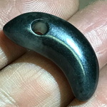 糸魚川黒翡翠の透過する牙形勾玉