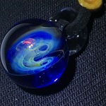 ガラスペンダント　宇宙風　オパール入り　螺旋