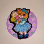 花束を持って　青いワンピの子猫　刺繍ブローチ