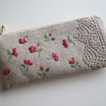 刺繍とリネンレースの横長ポーチ