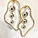 変形ゴールド×シルバーボールピアス