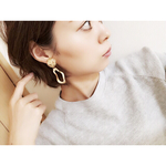 金箔入りカボション×歪みフープのピアス