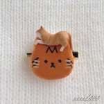ブローチ　茶とらネコ　アイシング風クッキー