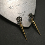 クールに決まる！スワロとスパイクのROCKなノンホールピアス