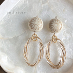 花模様ホワイト＊オーバルクリアゴールド  ピアス イヤリング