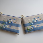 刺繍のフラットポーチ（ブルーボーダー）