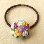 色とりどりの花のブーケ刺繍くるみボタンヘアゴム
