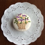 刺繍・お花のブローチ（ビオラ）