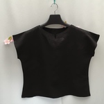 黒のプルオーバー