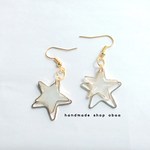 【送料無料】揺れるきらきら星（ホワイト） ピアス/イヤリング/樹脂