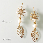 No.B223  ゆらゆら✩︎⡱•･クリアフラワー × ゴールドリーフピアス / イヤリング