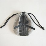 白いレースとリボンを付けたミニ巾着(グレー水玉）