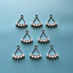パール付きトライアングルのチャーム（シルバー/8個）