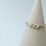 全て手作りの花びらをイメージしたゴールドリング