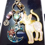 月の花と白猫のキーホルダー・ハンドメイド・レジン・チャーム・白猫・月