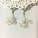 揺れるかすみ草のピアス