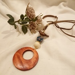 【mo-mo-ta-n様 オーダー品】ウッドリングとwood bird の革ひもネックレス