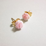 《送料無料》 クィーンコンクシェル薔薇ぷちっとピアス ゴールド
