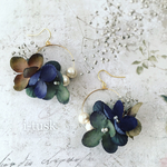冬色紫陽花とかすみ草のパールフープピアス/イヤリング ネイビー
