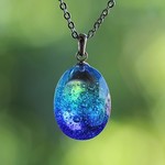 宇宙（そら）色のドロップ　ガラスのネックレス　オーシャンブルー