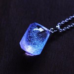 宇宙（そら）色のドロップ　ガラスのネックレス　スウィートレイン　スクエア