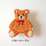 テディベア　赤いおリボン　刺繍ブローチ