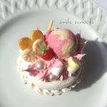 いちごづくしのスイーツデコ小物入れ♬
