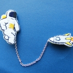 ロケットと宇宙飛行士のつながる刺繍ブローチ【イエロー】