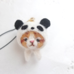 パンダ頭巾の猫ストラップ☆羊毛フェルト