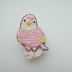 ピンクの小鳥　アキクサインコ　刺繍ブローチ