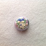 リネンと刺繍のブルービオラのピルケース