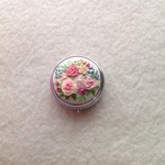 リネンと刺繍のバラと小花のピルケース