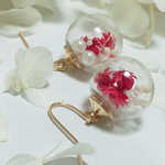 月花❁﻿赤と白花とパールの大人ピアス
