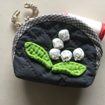 スズランのミニポーチ（濃いグレー地 スワロ）