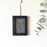 ウール刺繍の壁飾り（ブラウン・ミモザ）