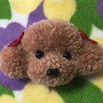 毛糸のぽんぽん トイプードルブローチ　茶色 （サイズＭ・赤いリボン付）