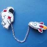 ロケットと宇宙飛行士のつながる刺繍ブローチ【レッド】