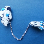 ロケットと宇宙飛行士のつながる刺繍ブローチ【ブルー】