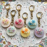 再販☆名前入り！選べる6カラー☆flowerブーケケーキのキーホルダー2
