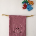 ねこくんの刺繍巾着　ピンク