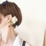 休日のおしゃれ♡結婚式にも！揺れるいちごが可愛らしいイヤーフック ！お花いっぱいシリーズ