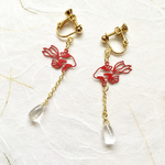 揺れ泳ぐ金魚（赤）♪クリスタルの水滴を垂らして。【イヤリング or ピアス】