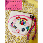 ブタちゃん刺繍のペタンコポーチ