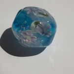 手作りとんぼ玉 ブルー地にピンクと紫のお花