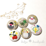 ＊再販＊くるみボタン 刺繍 ヘアゴム ブローチ