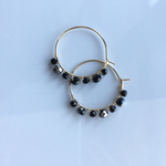 ブラックビーズのフープピアス