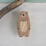 動物達の生活　くまさん　刺繍ブローチ